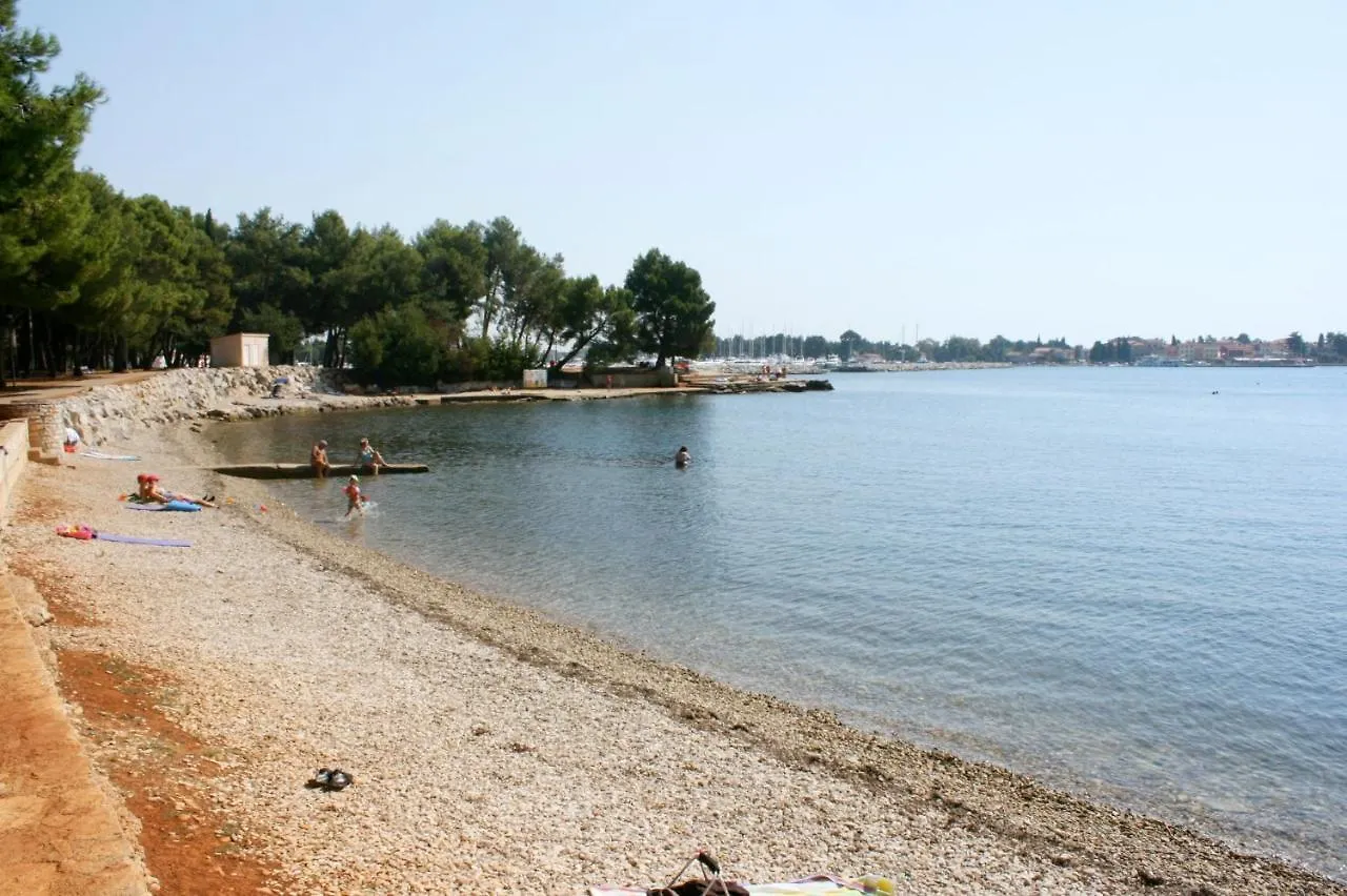 Apartments With A Parking Space Novigrad - 7037