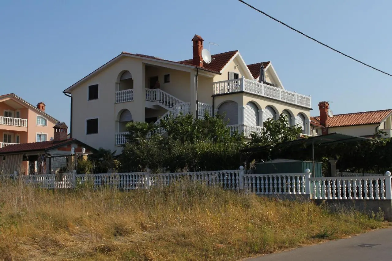 Apartments With A Parking Space Novigrad - 7037