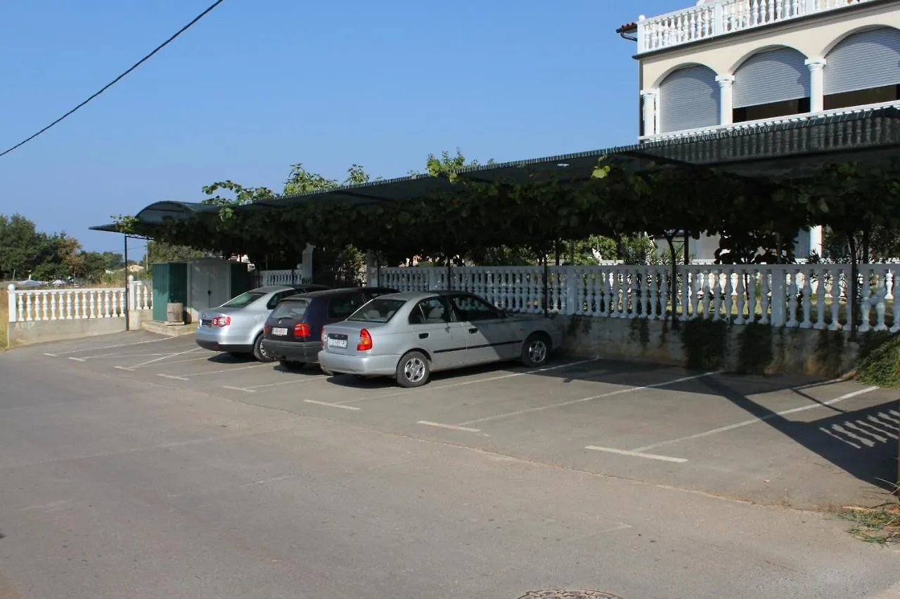 Apartments With A Parking Space Novigrad - 7037