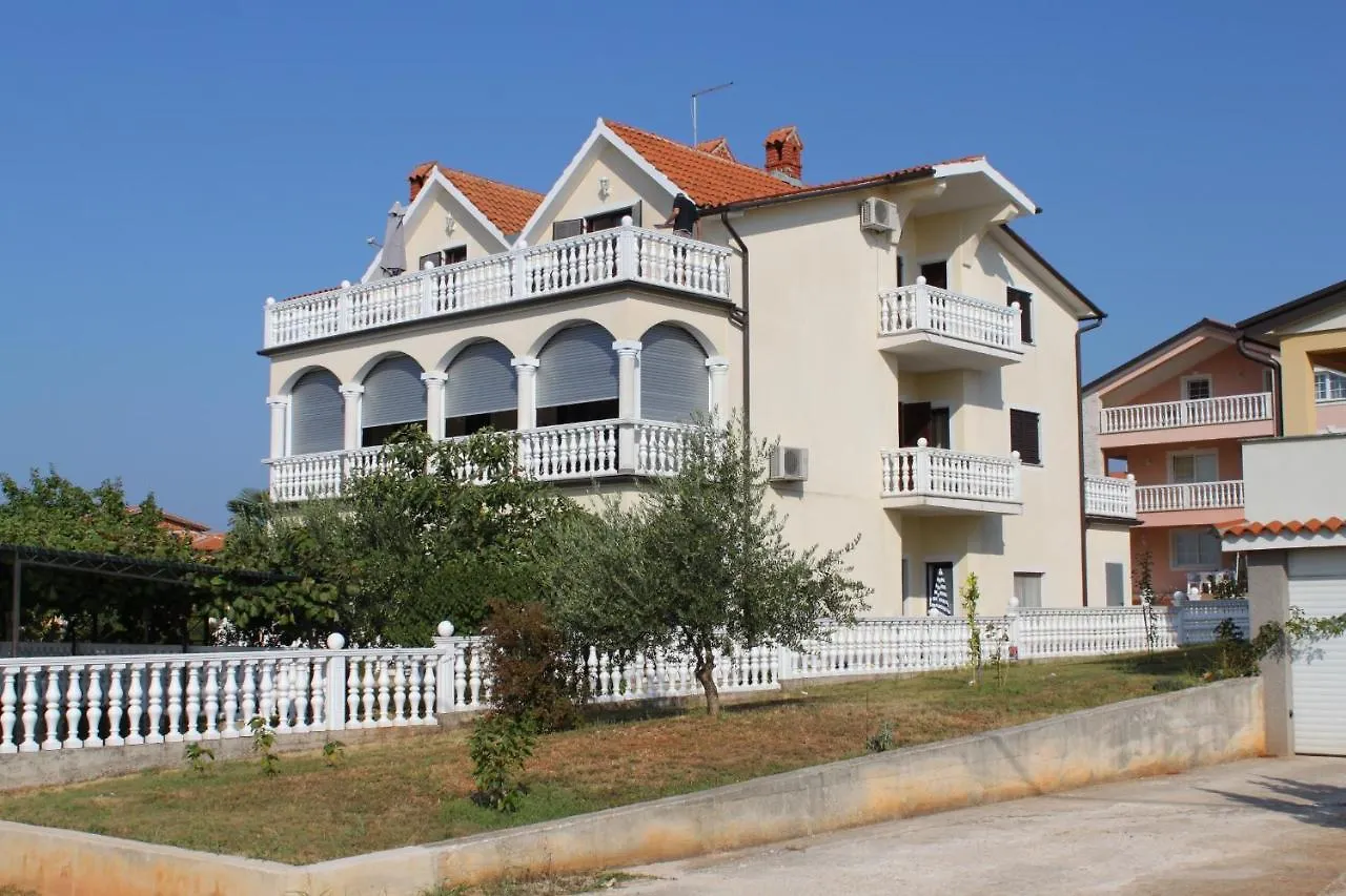 Apartments With A Parking Space Novigrad - 7037 contacts