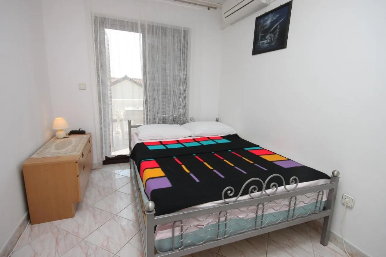Apartments With A Parking Space Novigrad - 7037